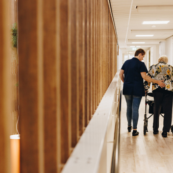 13 04 2023 Floravita Zorgpartnersmedewerker Helpen Bewoner Rollator Gang