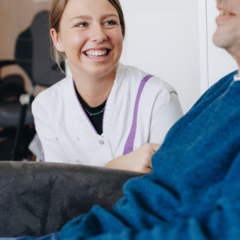 18 04 2023 Zorgpartners De Hanepraij Closeup Kamer Bewoner Medewerker