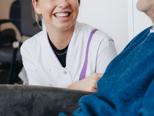 18 04 2023 Zorgpartners De Hanepraij Closeup Kamer Bewoner Medewerker