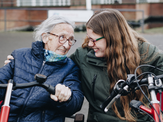 10 02 2023 Zorgpartners Savelberg Medewerker Bewoner Duofiets Pand Aankijken Portret