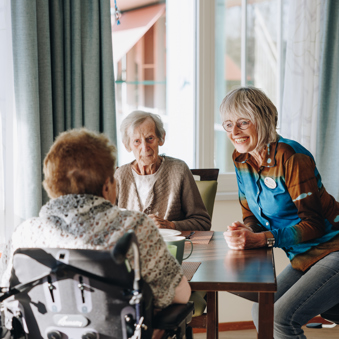 03 04 2023 Gouwestein Zorgpartners Interactie Medewerker Bewoners Tafel Rolstoel Koffie