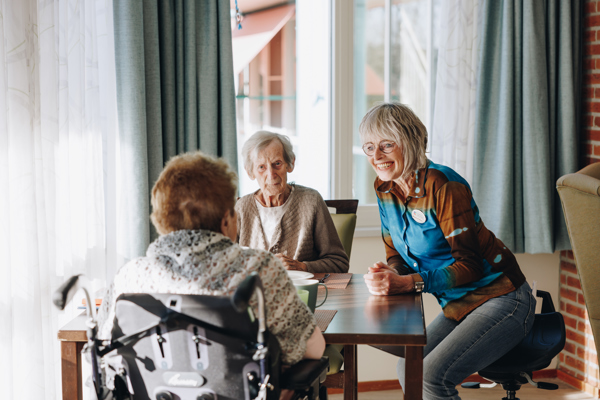 03 04 2023 Gouwestein Zorgpartners Interactie Medewerker Bewoners Tafel Rolstoel Koffie