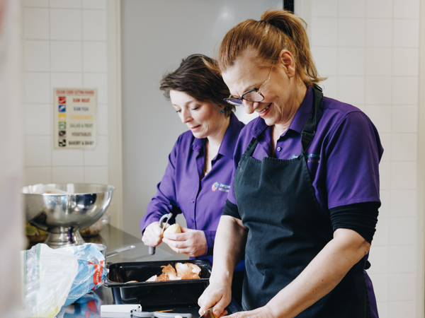 17 02 2023 Zorgpartner Slothoven Medewerkers Keuken Snijden Schillen