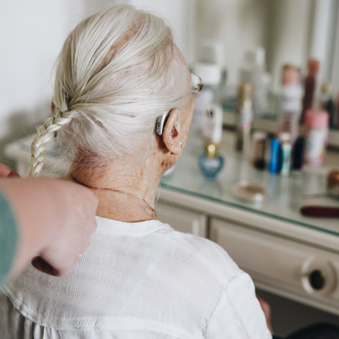 17 04 2023 Zorgpartners Thuiszorg Medewerker Cliënt Haar Vlechten Kaptafel