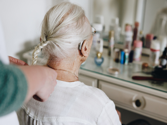 17 04 2023 Zorgpartners Thuiszorg Medewerker Cliënt Haar Vlechten Kaptafel