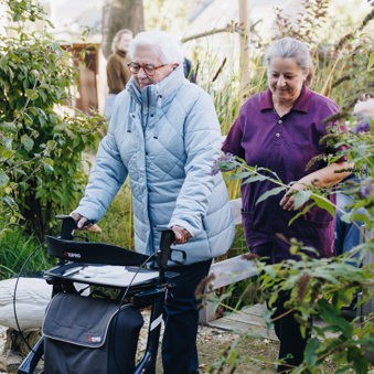 03 10 2024 De Reehorst Zorgpartners Staand Bewoner Buiten Rollator
