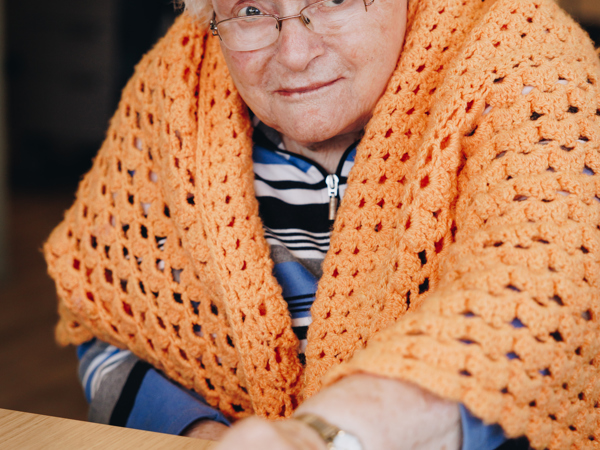 09 03 2023 Zorgpartners De Breeje Hendrick Bewoner Spelletje Ganzenbord Welzijn Close Up Staand