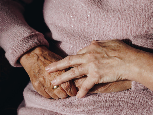 09 02 2023 Zorgpartners De Reehorst Bewoner Medewerker Collega Handen Close Up Staand