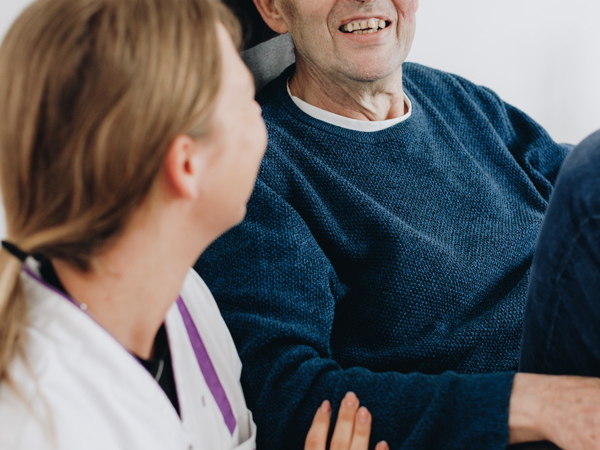 18 04 2023 Zorgpartners De Hanepraij Closeup Bewoner Medewerker Intractie Lachen