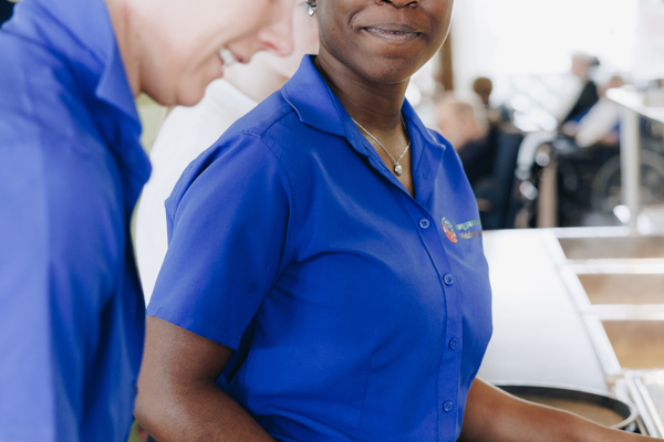 18 04 2023 Zorgpartners De Hanepraij Closeup Medewerkers Eten Keuken