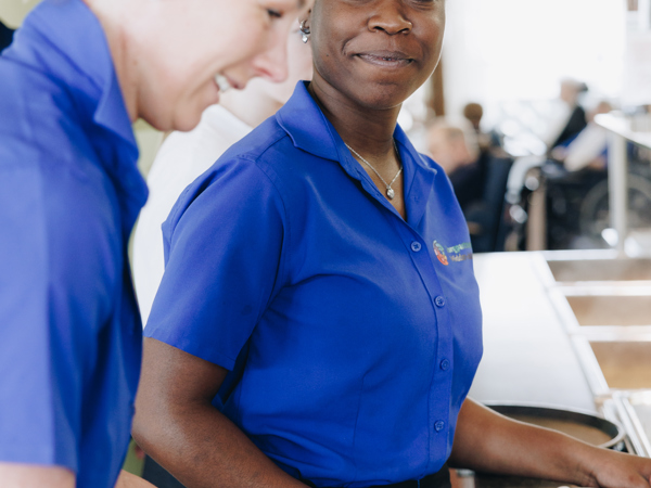 18 04 2023 Zorgpartners De Hanepraij Closeup Medewerkers Eten Keuken