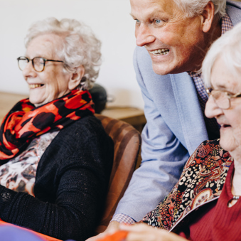 Ronssehof Welzijn Activiteit Spel Bewoners Directeur Lachen Verticaal