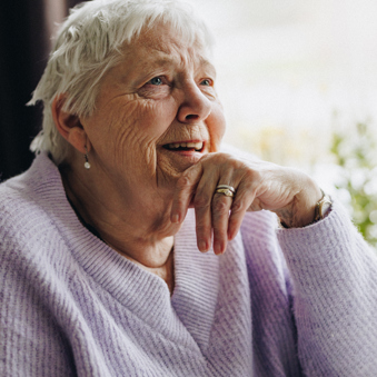 06 04 2023 ZPMH Julianastaete Interactie Serieus Bewoner Staand Vrouw