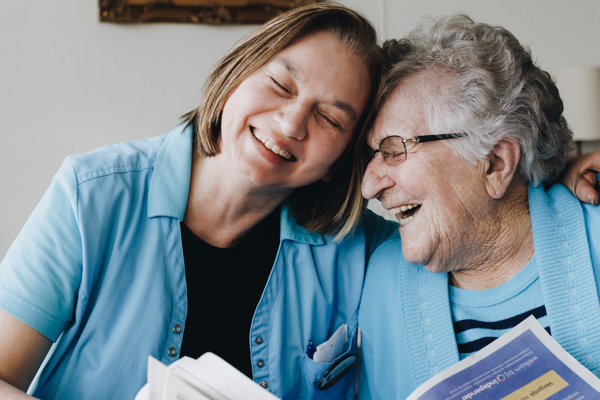 10 02 2023 Zorgpartners Savelberg Medewerker Bewoner Krant Lezen Portret