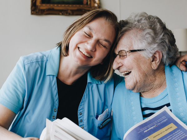 10 02 2023 Zorgpartners Savelberg Medewerker Bewoner Krant Lezen Portret