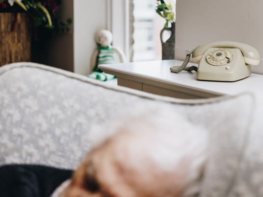 09 02 2023 Zorgpartners De Reehorst Man Slapen Stoel Ouderwetse Telefoon