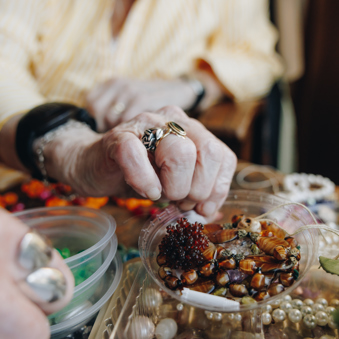 03 04 2023 Gouwestein Zorgpartners Handen Kralen Sieraden Bewoner