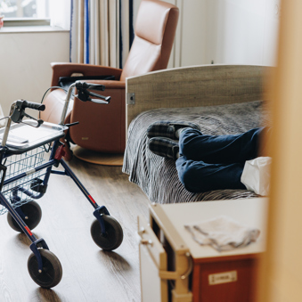 18 04 2023 Zorgpartners De Hanepraij Rollator Bewoner Bed Woonkamer