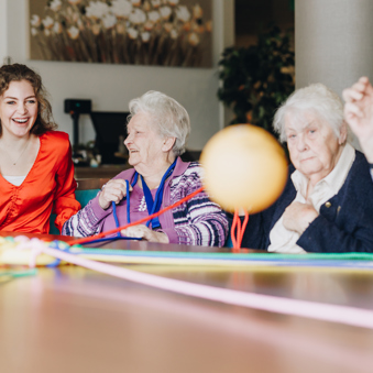 17 02 2023 Zorgpartner Slothoven Bewoners Spel Lijnen Bal Los Tafel Lachen