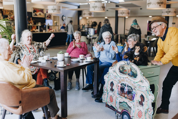 11 04 2023 ZPMH Prinsenhof Dansen Restaurant Bewoners Zingen