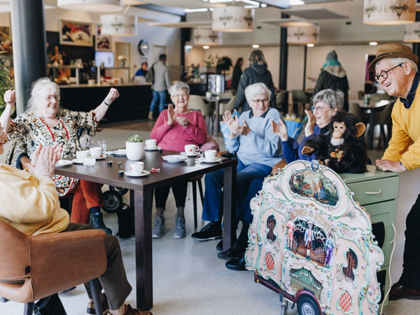 11 04 2023 ZPMH Prinsenhof Dansen Restaurant Bewoners Zingen