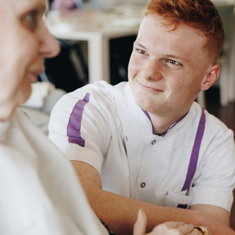 18 04 2023 Zorgpartners De Hanepraij Medewerker Man Bewoner Tafel