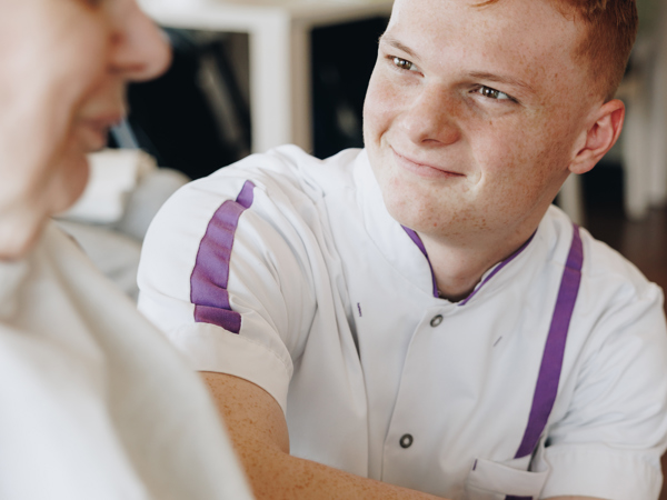 18 04 2023 Zorgpartners De Hanepraij Medewerker Man Bewoner Tafel