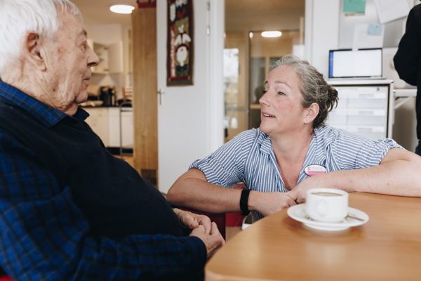06 04 2023 ZPMH Julianastaete Bewoner Medewerker Interactie Koffie Tafel Woonkamer