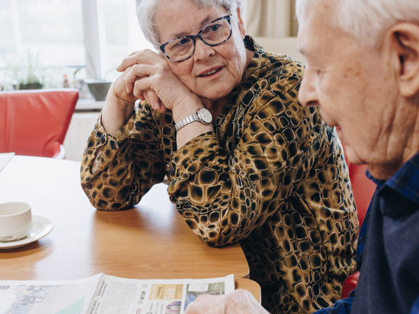 06 04 2023 ZPMH Julianastaete Krant Bewoner Interactie Woonkamer Staand