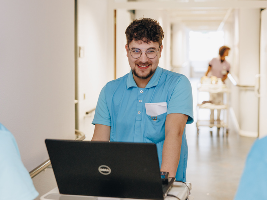 20 04 2023 Irishof Zorgpartners Medewerker Zorg Laptop Gang Lachen Interactie