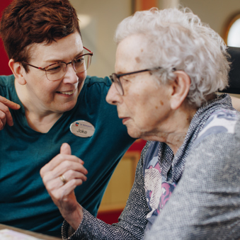 De Waterpoort Zorgpartners Bewoner Medewerker Welzijn Arm Schouder Interactie