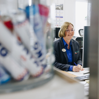 27 03 2023 De Rietkraag Souburgh Zorgpartners Receptie Lachen Winkeltje Snoep Receptionist