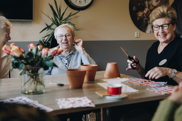 23 03 2023 De Vijverhof En De Meent Tafel Creativiteit Huiskamer Planten Lachen