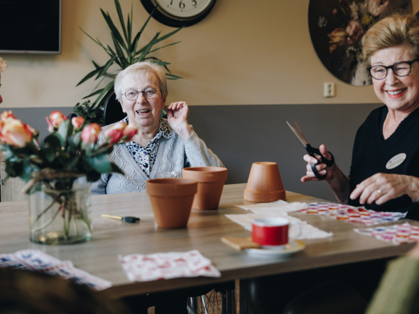 23 03 2023 De Vijverhof En De Meent Tafel Creativiteit Huiskamer Planten Lachen