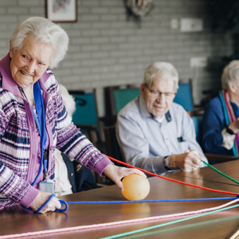 17 02 2023 Zorgpartner Slothoven Bewoners Spel Lijnen Bal Pakken Tafel Staan