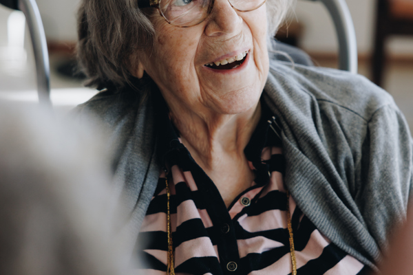 03 04 2023 Gouwestein Zorgpartners Bewoner Rolstoel Lachen Ketting