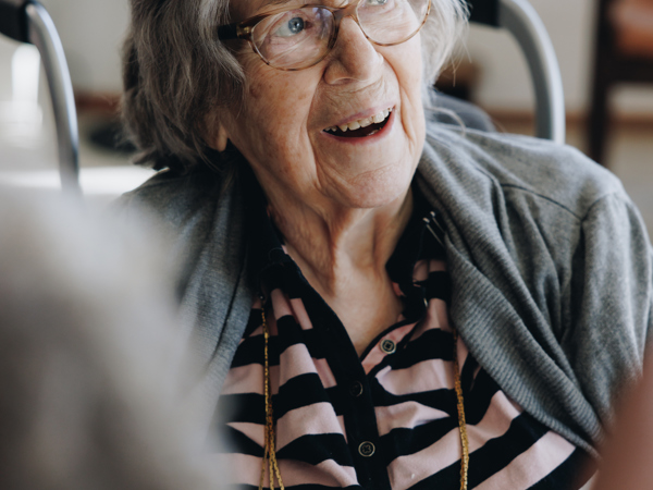 03 04 2023 Gouwestein Zorgpartners Bewoner Rolstoel Lachen Ketting