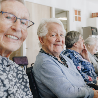 03 04 2023 Gouwestein Zorgpartners Bewoners Lachen Samen Tafel Huiskamer