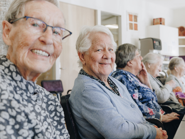 03 04 2023 Gouwestein Zorgpartners Bewoners Lachen Samen Tafel Huiskamer