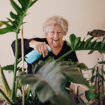 03 04 2023 Gouwestein Zorgpartners Bewoner Planten Verzorgen Lachen Plantenspuit Groen