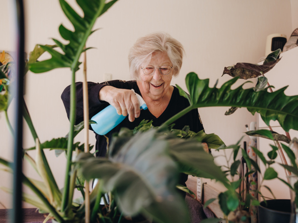 03 04 2023 Gouwestein Zorgpartners Bewoner Planten Verzorgen Lachen Plantenspuit Groen