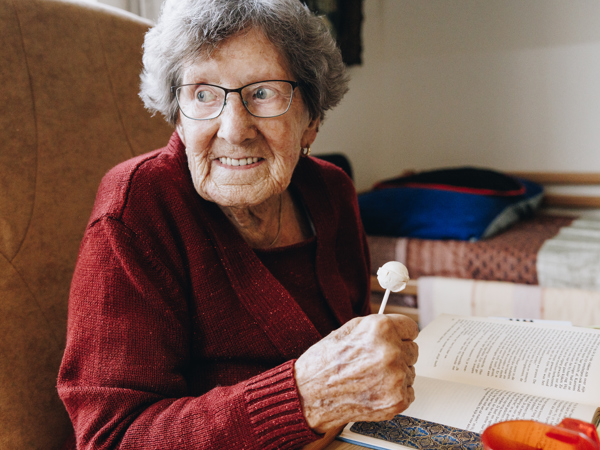 09 02 2023 Zorgpartners De Reehorst Close Up Dame Lachen Portret Lolly