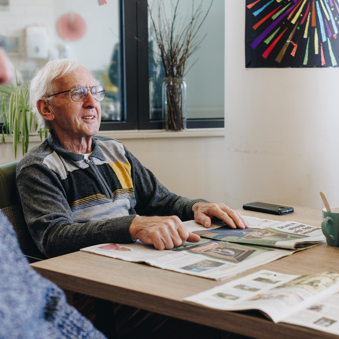 11 04 2023 ZPMH Prinsenhof Bewoners Lachen Interactie Krant Tafel Gezellig
