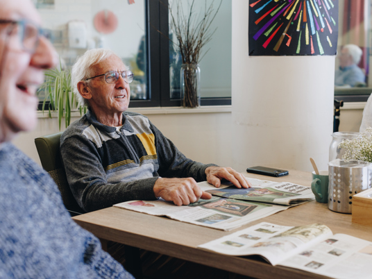 11 04 2023 ZPMH Prinsenhof Bewoners Lachen Interactie Krant Tafel Gezellig