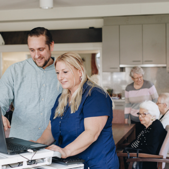 18 04 2023 Zorgpartners De Hanepraij Medewerkers Bewoners Laptop Keuken