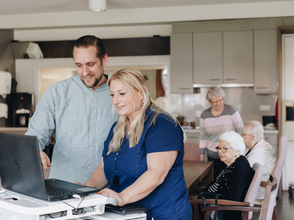 18 04 2023 Zorgpartners De Hanepraij Medewerkers Bewoners Laptop Keuken