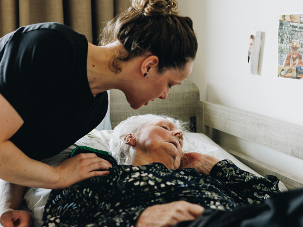 11 04 2023 ZPMH Prinsenhof Medewerker Bewoner Liggen Interactie Helpen Verzorgen