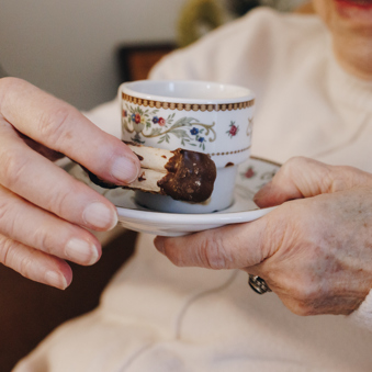 27 03 2023 De Rietkraag Souburgh Zorgpartners Closeup Koffie Koekje Bewoner