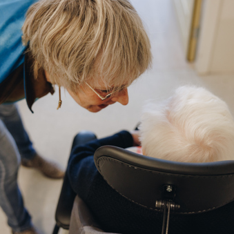 03 04 2023 Gouwestein Zorgpartners Medewerker Rolstoel Bewoner Praten