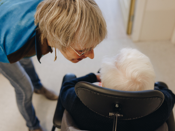 03 04 2023 Gouwestein Zorgpartners Medewerker Rolstoel Bewoner Praten